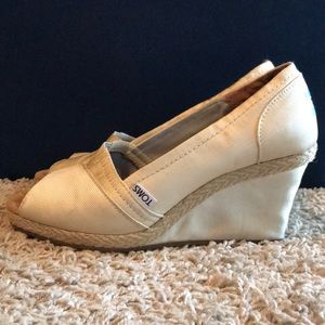 TOMS cream wedges